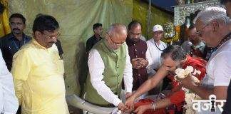 राजस्थान येथे तयार झालेल्या दुमजली माता महाकालीच्या रथाचे राज्यपाल यांच्या हस्ते विधिवत पूजन